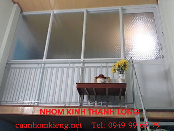 vach-nhom-kinh-gac-lung3.jpg