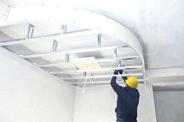 Mô tả: Thi công trần thạch cao và hệ thống điện âm tường.