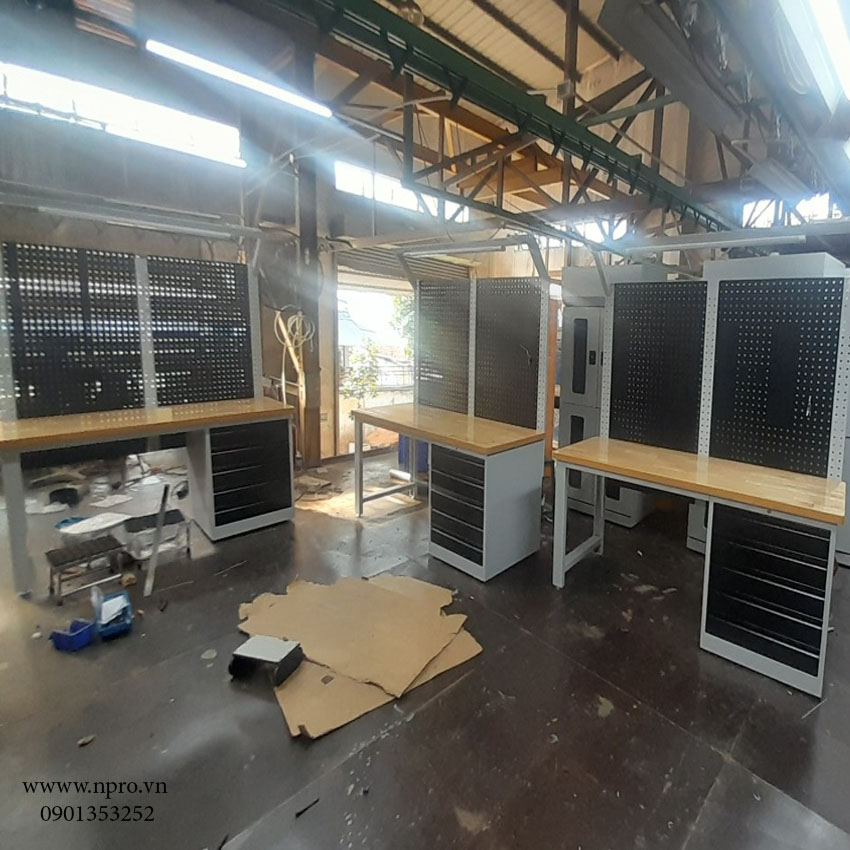 Ban thao tac co khi.jpg