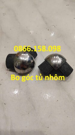 ke-góc-2-chan-nhom-kinh.jpg