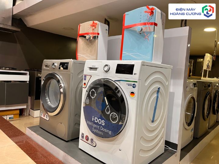 may-giat-va-may-say-quan-ao-trong-showroom.jpg