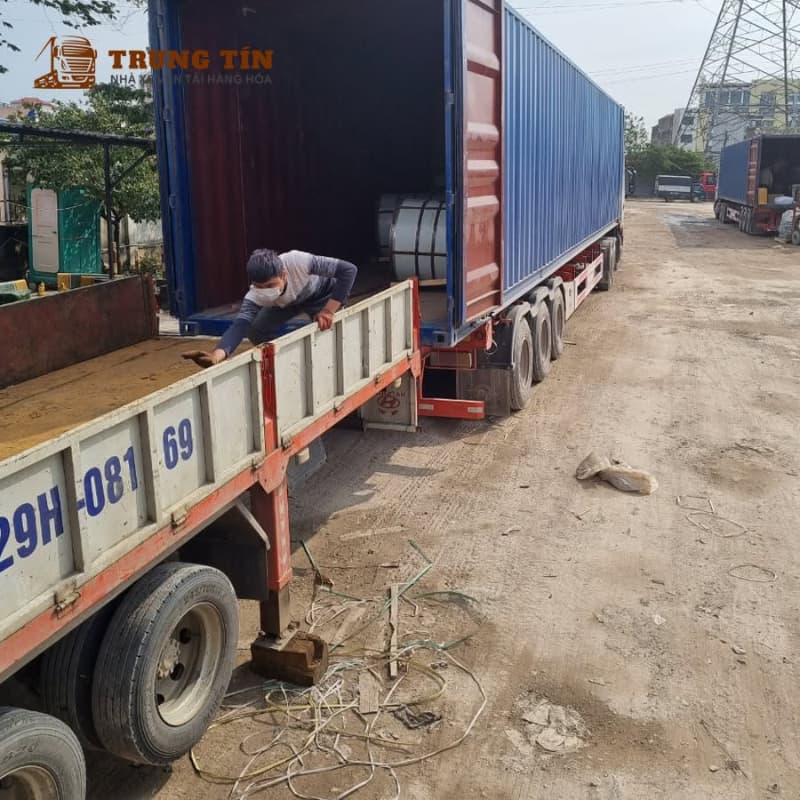 Nhân viên Trung Tín bốc xếp hàng hóa lên xe vào buổi tối để kịp lịch xuất bến, duy trì hoạt độ...jpg