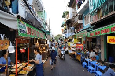 Phố ăn vặt Hồ Thị Kỷ.jpg